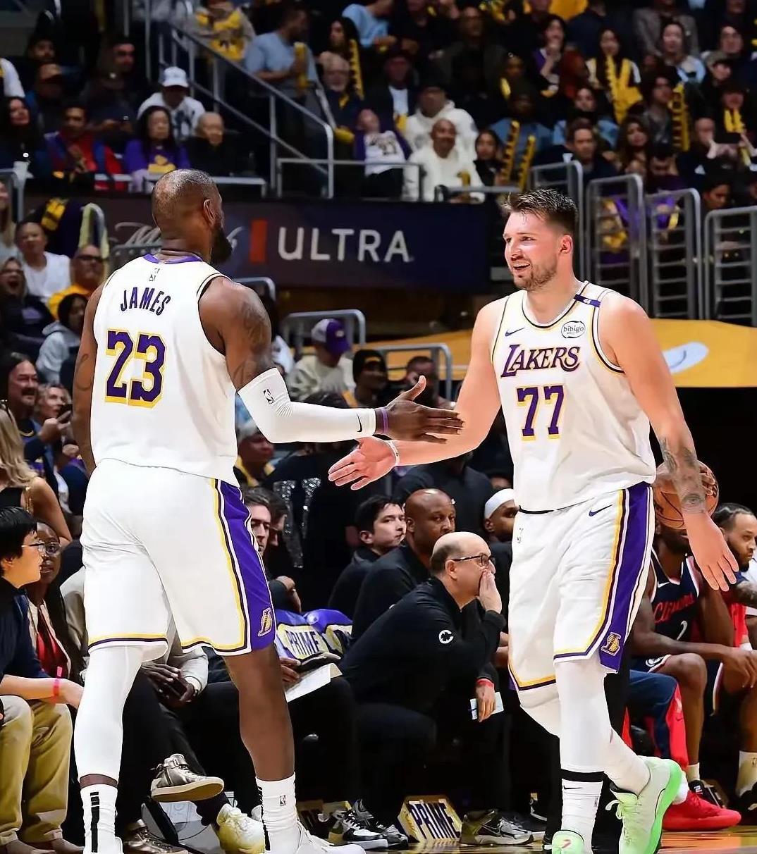 科维托娃焦点对战，浓眉哥与80激战湖人分钟，持续失利胜负难料！比赛高潮迭起(科维托娃与莱巴金娜比赛视频回放)