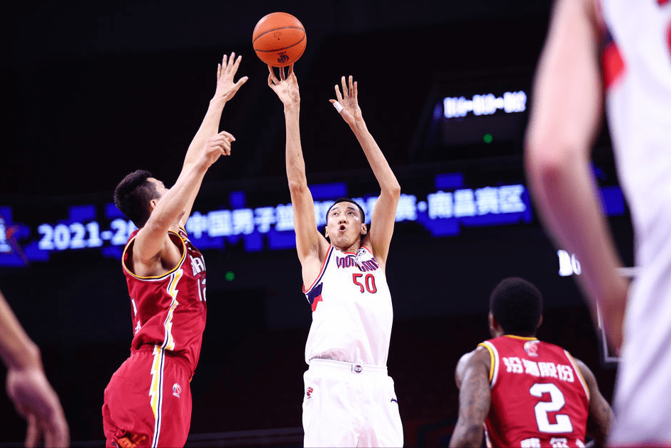 冲刺阶段体能课后；广州队遗憾出局备战意大利杯；更衣室稳定；心理建设被强调的简单介绍