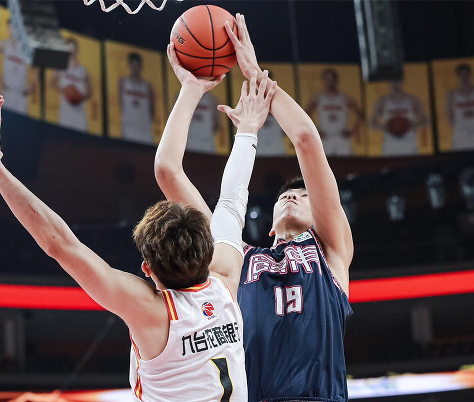 关于赛地聚焦——CBA季后赛清晨热度飙升；广东宏远战术微调；球迷炸锅；赛程密集仍需轮换的信息