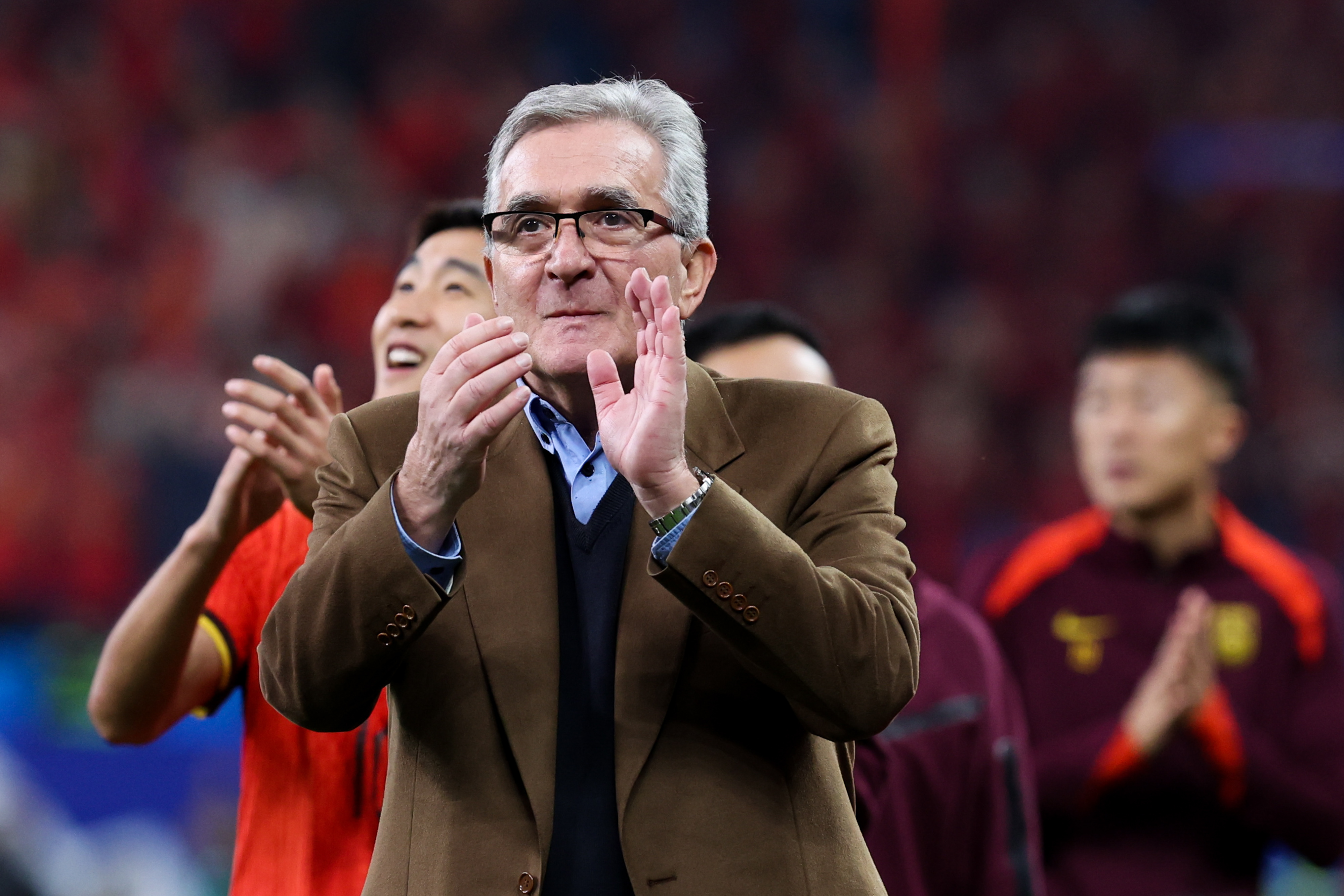 包含关键时刻法兰克福备战足总杯；调整名单细节曝光；引发热议；临场指挥获称赞的词条-爱游戏体育